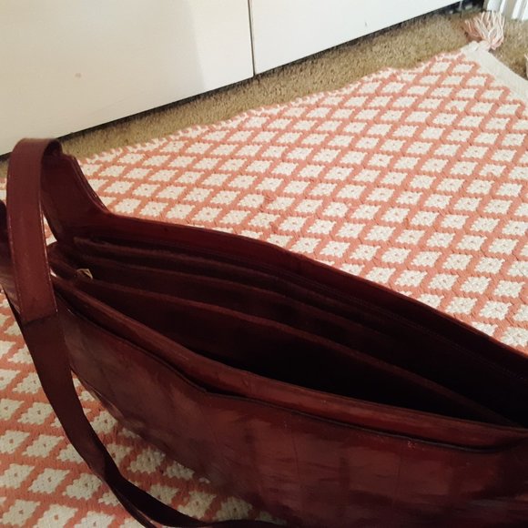 Vintage burgundy genuine eel-skin purse. - Picture 7 of 9